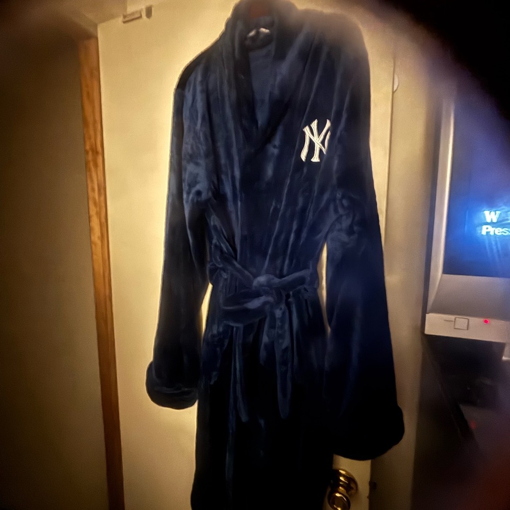 Northwest Navy Plush Robe with Yankee Logo Accent Sz L-XL BN